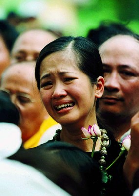 Ca sĩ Hồng Nhung khóc trong đám tang nhạc sĩ Trịnh Công Sơn ở thành phố Hồ Chí Minh hôm 4-4-2001 AFP 