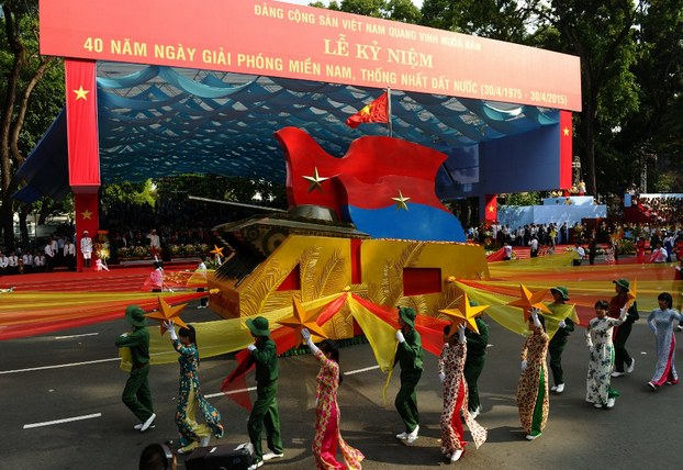 Ảnh minh họa. Diễu hành kỷ niệm 40 năm Chiến tranh Việt Nam kết thúc trước cửa Dinh Độc Lập.