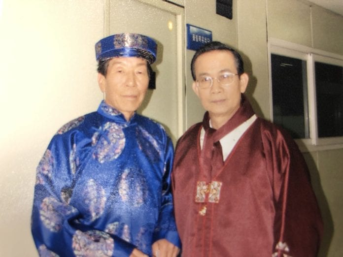 Thuyền Trưởng Jeon Je Young (trái) mặc quốc phục Việt Nam, kế bên là ông Nguyễn Hùng Cường mặc quốc phục Nam Hàn. (Hình 