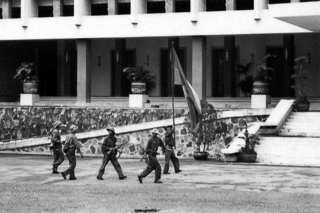 Bộ đội Bắc Việt vào Dinh Độc Lập, Sài Gòn hôm 30 tháng 4 năm 1975.