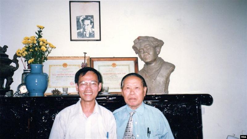 Huy Cận và Nguyễn Tường Thiết chụp ở nhà Huy Cận (1998). 