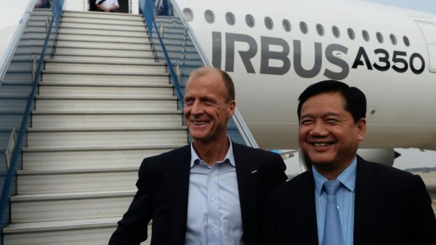 Một thời danh giá- ông Đinh La Thăng (phải) khi làm Bộ trưởng Giao thông và ông Tom Enders, CEO của Airbus Group đón c