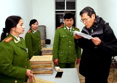 Linh mục Nguyễn Văn Lý đọc quyết định trả tự do ở nhà tù Nam Hà hôm 1-2-2005 Reuters