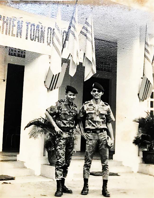 Hai biên tập viên Phan Điệp (trái) và Đỗ Văn Nhậm tại Bộ Chỉ Huy Cảnh Sát Quốc Gia, Sài Gòn. (Hình Phan Điệp cung cấp)