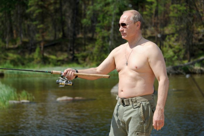 Putin cởi trần câu cá. Ảnh Onet.pl