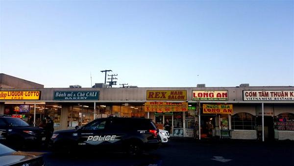 Tiệm Nước Mía-Hột Vịt Lộn Long An ở khu chợ ABC, nơi xảy ra vụ cướp giật giữa ban ngày. (Hình Ngọc Lan-Người Việt)