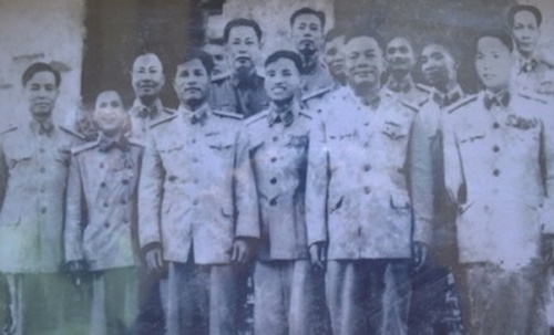Hàng đầu, từ trái sang-  Thiếu tướng Nguyễn Trọng Vĩnh, Đại uý Hồ Thị Bi, Đại tướng Nguyễn Chí Thanh, Chuẩn uý Đặng Đức 