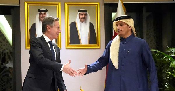 Ngoại trưởng Antony Blinken (trái) gặp Thủ Tướng kiêm Ngoại Trưởng Qatar tại Doha, 6 tháng Hai 2024, trong chuyến công du Trung Đông