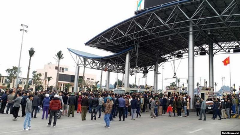 Người dân và tài xế phản đối Trạm thu phí BOT Biên Cương, Cẩm Phả, Quảng Ninh, ngày 22-2-2018 (TTXVN)