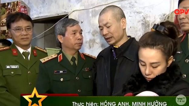 Lãnh đạo Bộ Quốc phòng thăm gia đình chiến sĩ hy sinh 'vụ gây rối' Đồng Tâm, theo kênh truyền hình quân đội Quốc phòng V