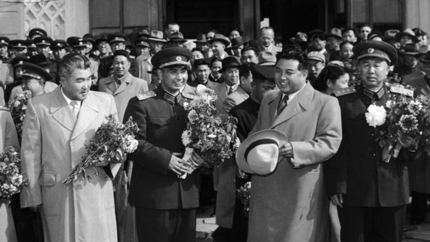 Bình Nhưỡng năm 1958- Thủ tướng Kim Nhật Thành đón các cựu Chí nguyện quân TQ để cảm ơn họ về công lao 'Kháng Mỹ viện