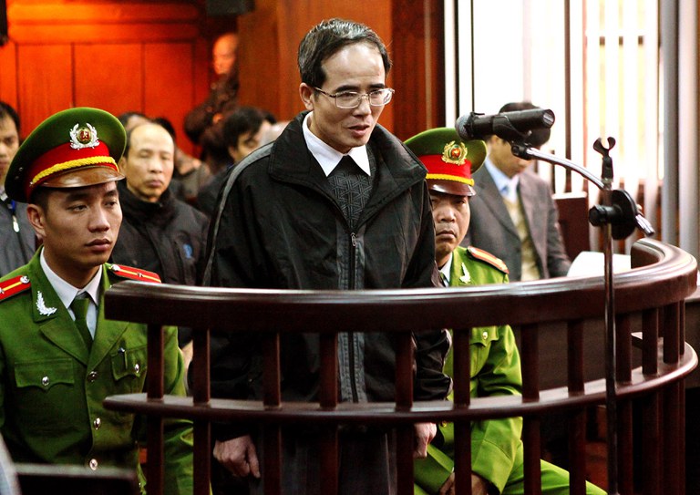 Luật sư Lê Quốc Quân ra tòa ngày 18-2-2014 sau thời gian bị giam giữ.