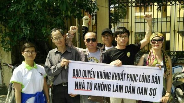 Ông Nguyễn Viết Dũng (áo đen) cùng các nhà hoạt động khác trước cổng Tòa án quận Đống Đa trong phiên xử nhà đấu tranh Cấ