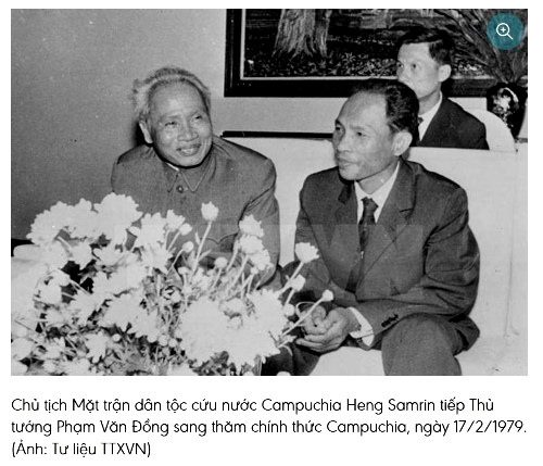 Bức hình Phạm Văn Đồng và chụp với chủ tịch CS Campuchia Heng Samrin ngày 17 tháng 2, 1979 tại Nam Vang