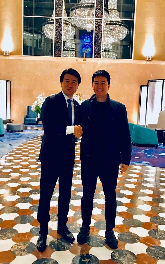 Ông Naoki Ogane, Chủ tịch của FC Tokyo (trái) và ông Hồ Quốc Minh, Tổng giám đốc Công ty Cổ phần phát triển bóng đá Sài 