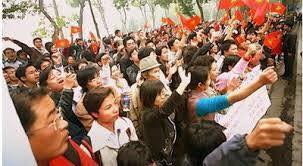 vucaoquan-phamthanhnghien-Hai bác cháu đi biểu tình chống Tàu cộng hôm 9-12-2007. Bác Quận đội mũ phớt đứng cạnh tôi áo 
