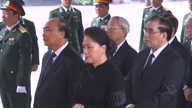 Hình ảnh các nhân vật số hai và số ba trong hệ thống chính trị Việt Nam dự lễ viếng nguyên Chủ tịch nước Lê Đức Anh s
