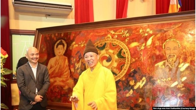 Thượng tọa Thích Thanh Quyết, cũng là đại biểu Quốc hội Việt Nam, giới thiệu bức tranh 'Đạo pháp và dân tộc' tại một buổ