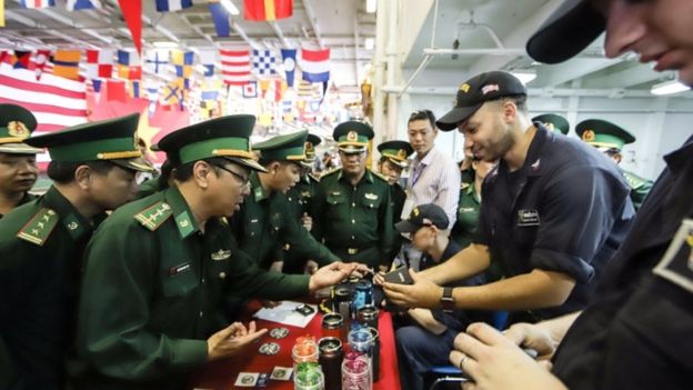 Quân đội Mỹ - Việt giao lưu khi tàu sân bay USS Carl Vinson thăm Đà Nẵng ngày 5-3-2018 