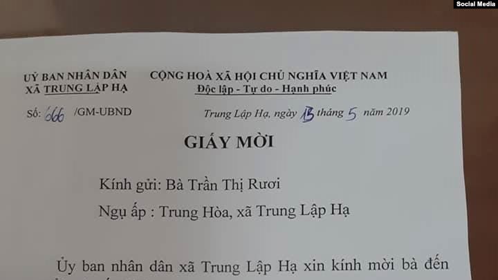 Một giấy mời gửi cho thân mẫu của tu sĩ Thích Đồng Long. Photo Facebook Pham Trinh