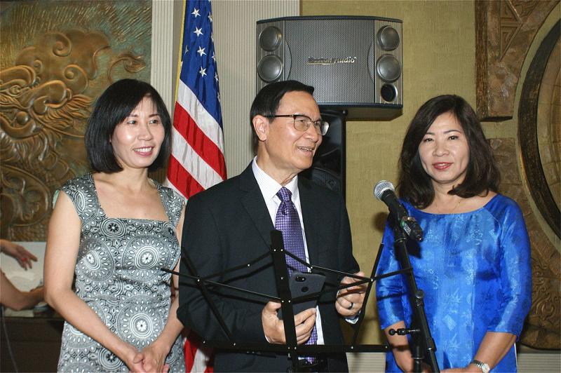 Giáo Sư Quyên Di (giữa) và hai ái nữ của ông Nguyễn Hùng Trương, cố chủ nhân nhà sách Khai Trí và chủ nhiệm tờ báo Thiếu