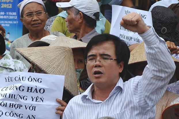 Luật sư Lê Quốc Quân trong cuộc biểu tình chống Trung Quốc tại Hà Nội ngày 8-7-2012
