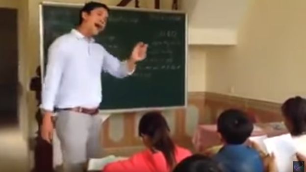 Thầy giáo Nguyễn Năng Tĩnh dạy học sinh hát bài Trả lại cho dân 