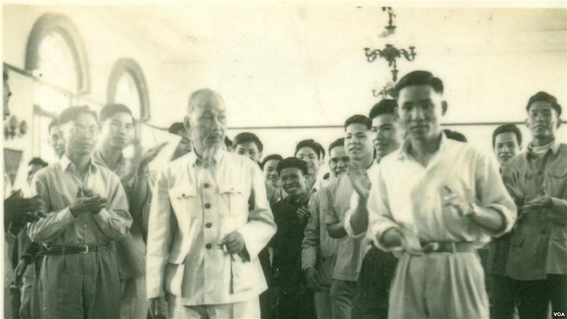 Ông Đoàn Sự (hàng đầu bên phải) và Hồ Chí Minh tại Bắc Kinh năm 1957. Ảnh do Đại tá Đoàn Sự cung cấp