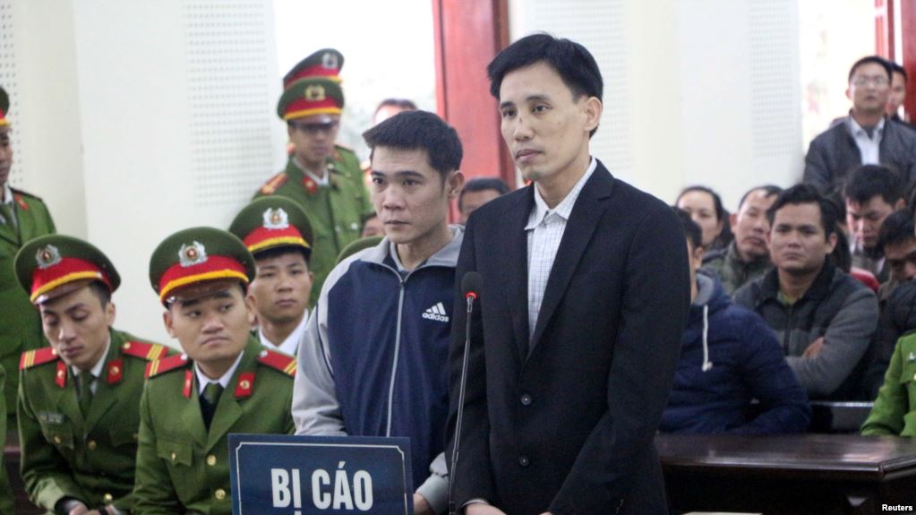 Nhà hoạt động Hoàng Đức Bình (phải) và Nguyễn Nam Phong tại phiên tòa ngày 6-2-2018.