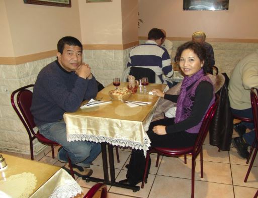 Dương Thu Hương và Đinh Quang Anh Thái tại một quán ăn Hy Lạp ở Paris năm 2005