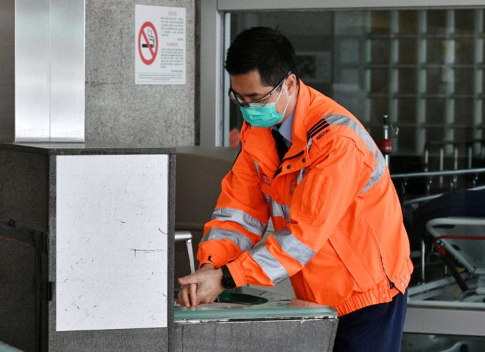 một nhân viên cứu hỏa rửa tay tại bệnh viện Princess Margaret ở Hồng Kông hôm Thứ Ba, 4 Tháng Hai, 2020. Hồng Kông là nơ