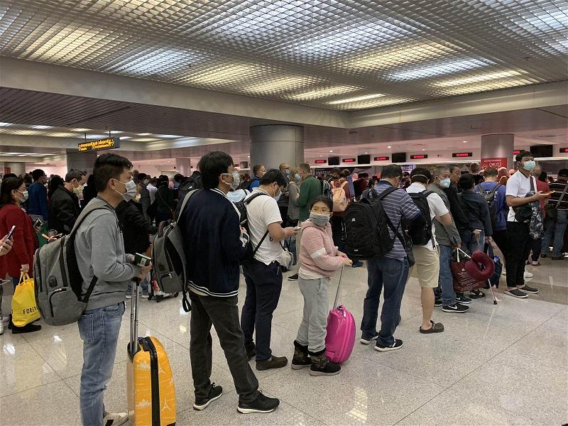 Tại phi trường Tân Sơn Nhất ngày 2 Tháng Hai, hầu hết các hành khách đều đeo khẩu trang vì lo sợ dịch bệnh Corona. 