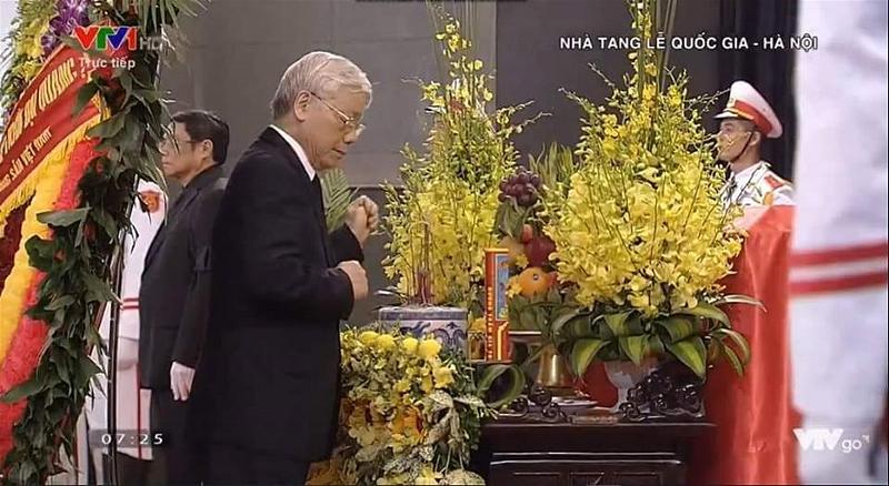 Tổng Bí thư Nguyễn Phú Trọng khi đi qua quan tài thi hài cố Chủ tịch nước Trần Đại Quang
