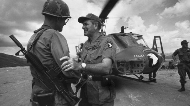 Năm 1968 đẫm máu- giao tranh còn tiếp tục sau Tết Mậu Thân nhiều tháng ở Nam Việt Nam. Hình chụp Tướng Melvin Zais (ph