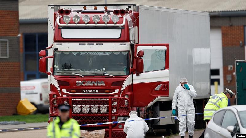 Cảnh sát tại hiện trường nơi 39 xác chết được phát hiện trên một xe tải ở Grays, Essex, Anh hôm 23-10-2019. REUTERS-Pete