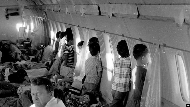 Trên một chuyến bay của chương trình Operation Babylift, 1975. (AP Photo-File)