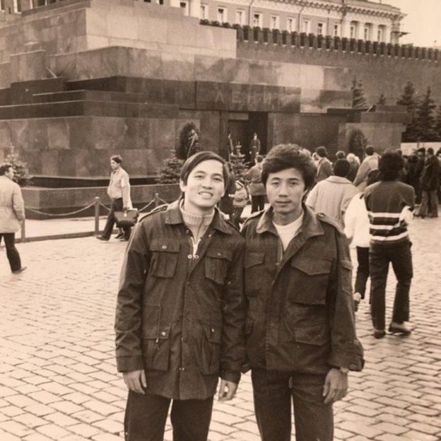 Tác giả Trần Quốc Quân (phải) cùng bạn đứng trước Lăng Lenin ở Quảng trường Đỏ hồi năm 1988 
