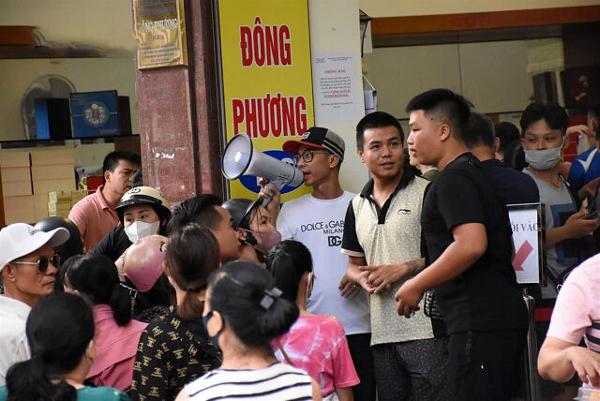 Phát số, đọc loa gọi đến lượt mua bánh Trung thu ở Hà Nội (ảnh VTC News)