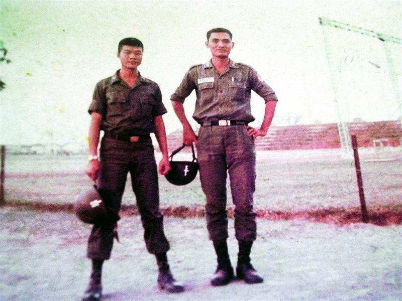 Phạm Gia Cổn (trái), sinh viên sĩ quan Khóa 18 Quân Y Hiện Dịch, tại quân trường học Nhảy Dù. (Hình Phạm Gia Cổn cung cấ