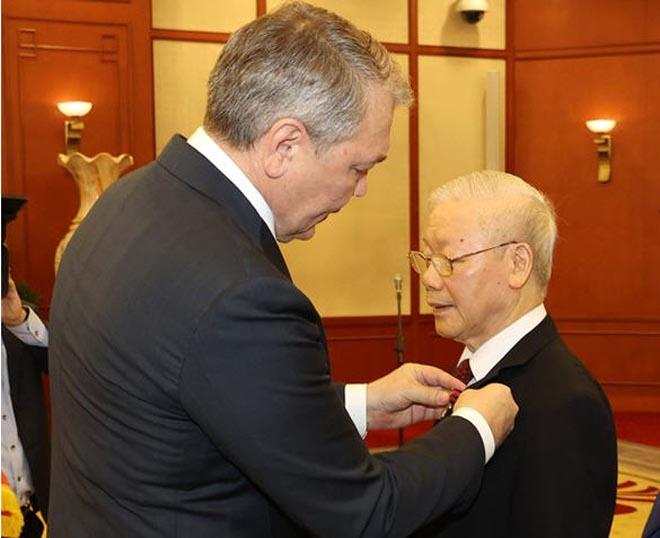 Tổng bí thư Nguyễn Phú Trọng nhận giải thưởng cao quý nhất của Đảng Cộng sản Liên bang Nga và Đảng Cộng sản Liên Xô.  