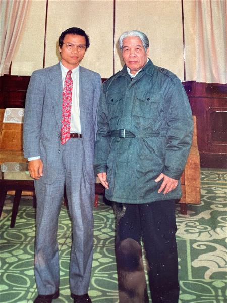 TBT Đỗ Mười tiếp Nguyễn Hữu Liêm tại trụ sở trung ương Đảng ở Hà Nội, 1994. 