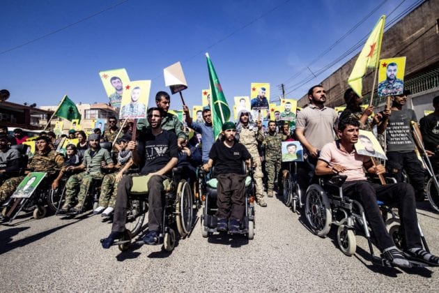 Các chiến binh, thương binh và dân người Kurd ở Bắc Syria biểu tình trước văn phòng Liên Hiệp Quốc để phản đối đe dọa tấ